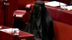 Senator parlamentə burkada gəldi