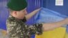 WATCH: Ukrainian border guards greeted hundreds of people crossing from Crimea who were unwilling to celebrate Ukraine's Independence Day on the peninsula, which was annexed by Russia last year.