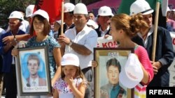 Familjarët e personave të pagjetur me fotografitë e të dashurve të tyre në Prishtinë