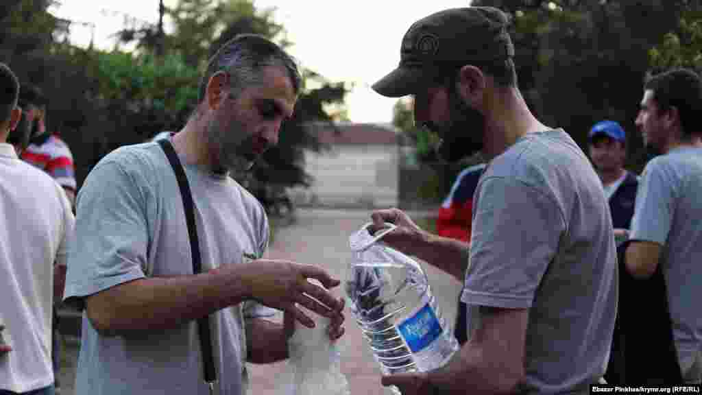 Faallerniñ çoqusı mahkeme yanında sekiz saattan çoq bulundı