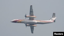 Un avion De Havilland Canada Dash 8-402 MR, în acțiune în pădurea Fontainebleau, lângă Paris, luni, 13 iulie.
