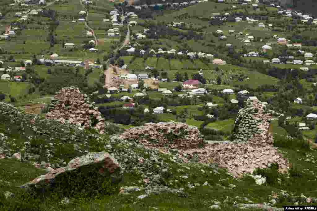 Qala qalıqları və arxadan boylanan Miskinli kəndi.