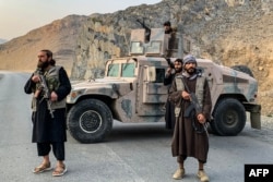 Personalul de securitate taliban stă de pază lângă punctul de trecere a frontierei Torkham dintre Afganistan și Pakistan, în provincia Nangarhar, pe 27 februarie 2026.