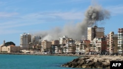 Fumul se ridică de la locul unui atac aerian israelian asupra orașului portuar Tir, din sudul Libanului, pe 24 martie 2026.