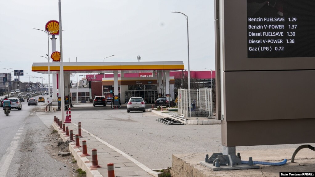 Teksa konflikti po vazhdon në Lindjen e Mesme, transporti detar përmes Ngushticës së Hormuzit ka rënë në mënyrë drastike.Rreth 20 për qind e sasisë së përgjithshme të naftës së lëngshme natyrore (LPG) që shfrytëzohet nëpër botë, qarkullon përmes kësaj ngushtice.Raportohet se SHBA-ja pritet të prezantojë një koalicion për shoqërimin e anijeve përmes Ngushticës së Hormuzit.