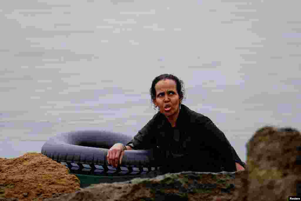 Një migrante duke dalë nga uji, gjatë kalimeve masive të migrantëve në këmbë dhe përmes detit nga Maroku drejt territorit spanjoll në Ceutas, në Spanjë, më 31 korrik 2026.