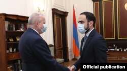 Вице-премьер Армении Тигран Авинян (справа) и посол Российской Федерации в Армении Сергей Копыркин