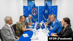Gjeneralmajor Ozkan Ulutash, komandant i misionit të KFOR-it të udhëhequr nga NATO-ja, takohet me Zlatan Elekun, kryetar i Listës Serbe, në selinë e KFOR-it në Kampin Film City, Prishtinë, Kosovë, 11 gusht 2026.