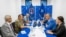 Gjeneralmajor Ozkan Ulutash, komandant i misionit të KFOR-it të udhëhequr nga NATO-ja, takohet me Zlatan Elekun, kryetar i Listës Serbe, në selinë e KFOR-it në Kampin Film City, Prishtinë, Kosovë, 11 gusht 2026.