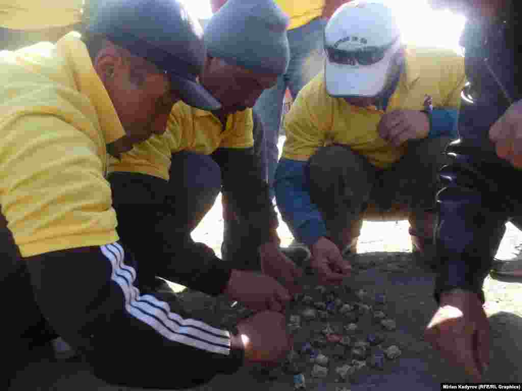 Ар тарабы 10 кишиден турган эки команда чыгат. Киши башына бештен чүкө салынат. Хан эки чүкөгө барабар, демек, 10дон 20 кишиге 98 чүкө. Хан борборго 3-4 см чукул салынып, чүкөлөр айланта бөгүнөн тыгыз тизилет.