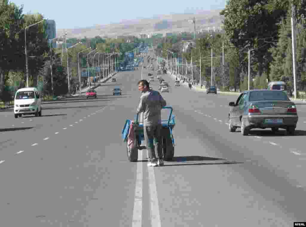 «Рӯзӣ насиби кас ба нишастан намешавад...»
