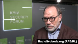 Колишній співробітник ЦРУ США Ральф Ф. Гофф під час Київського безпекового форуму. 3 квітня 2026 року