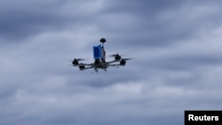 O dronă ucraineană la un exercițiu militar în Marea Baltică, pe 10 mai 2026. Rusia și-a mărit capacitatea de bruiaj și spoofing inclusiv ca răspuns la atacurile ucrainene „în profunzime” din ultimele luni.