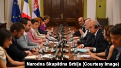 Predsednica Skupštine Srbije Ana Brnabić sa poslanicima Skupštine Francuske u Beogradu, 1. jula 2025. 