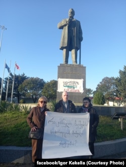 იგორ კეკელია კოლეგებთან ერთად ფოთში, საპროტესტო აქციაზე. 2024 წელი, დეკემბერი