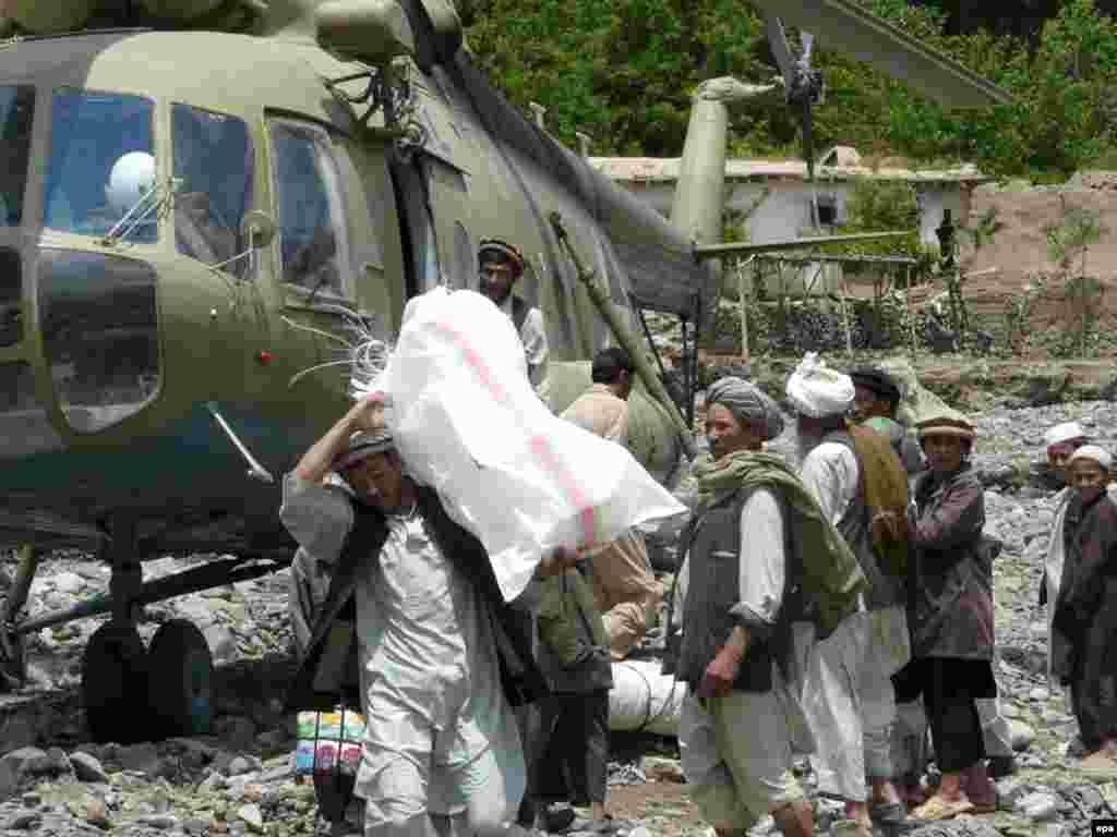 Avganistan - Pomoć stigla za ugrožene poplavama - Nakon obilnih kiša na sjeveru Avganistana, u Baghlanu, poplava je uništila stotine kuća, stradao je i veliki broj domaćih životinja. Potrebna pomoć u ovu regiju je stigla. 