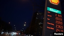 Un panou cu prețurile actuale ale benzinei și motorinei la o benzinărie a companiei Shell, pe fondul conflictului dintre SUA și Israel cu Iranul, la Hamburg, Germania, pe 18 martie 2026.