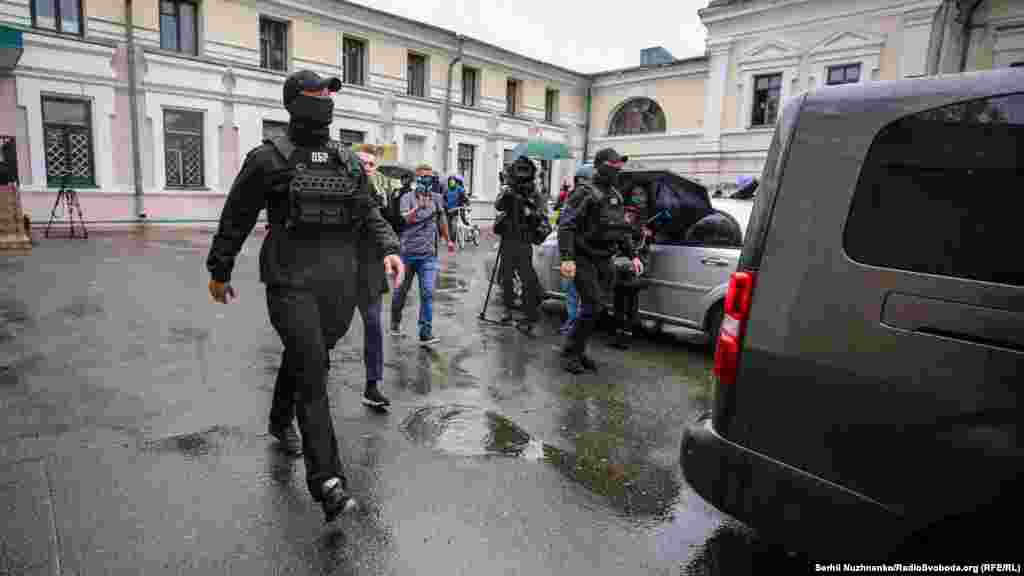 ДБР викликало Петра Порошенка на допит&nbsp;26 травня як свідка в межах провадження. Досліджуються &laquo;обставини переміщення через митний кордон України з приховуванням від митного контролю колекції культурних цінностей, яка складається із 43 картин всесвітньо відомих художників&raquo;, стверджують в Державному бюро розслідувань