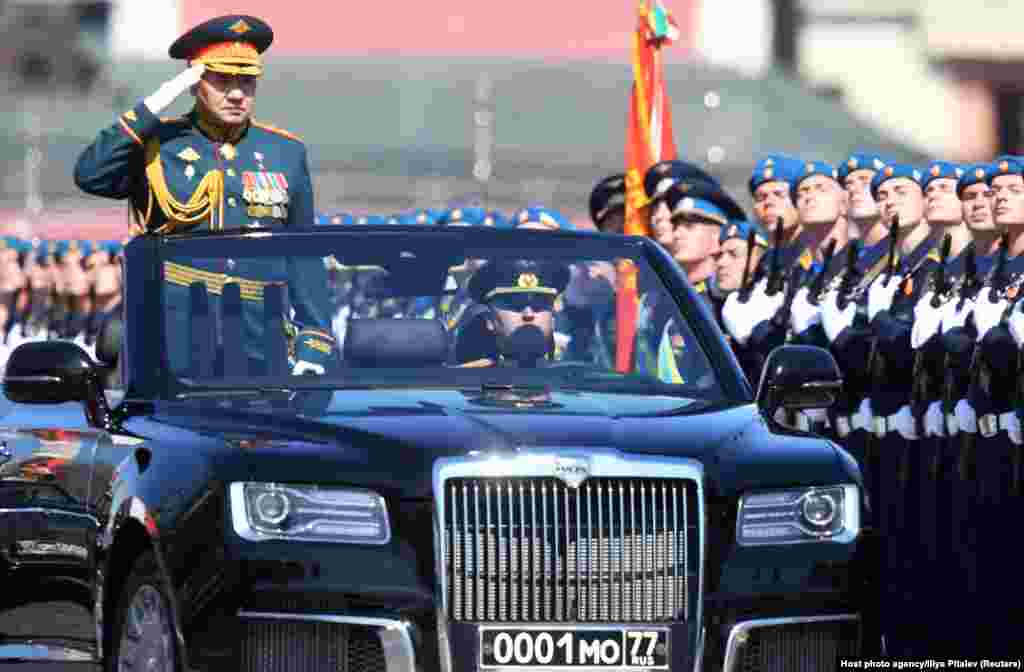 Міністр оборони Росії Сергій Шойгу вітає війська на Красній площі