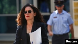 Vlora Hyseni, ish-drejtuese e shërbimit të inteligjencës së Shqipërisë, del nga gjykata pasi një gjykatës vendosi masën e arrestit shtëpiak ndaj saj, nën dyshimin për nxjerrje të të dhënave sekrete, më 24 shtator në Tiranë.