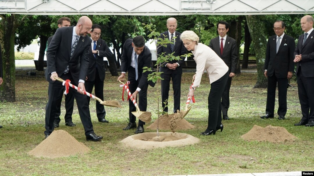 Liderii G7 și ai UE au participat, vineri, 19 mai 2023, la o ceremonie de plantare de copaci la Memorialul Păcii din Hiroshima, Japonia, unde are loc reuniunea anuală G7.