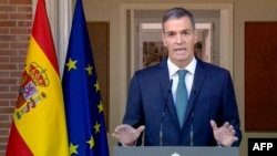 Педро Санчес анонсував, що уряд звернеться до прокуратури з проханням «розслідувати злочини, які X, Meta та TikTok можуть скоювати, створюючи та поширюючи дитячу порнографію за допомогою свого штучного інтелекту»