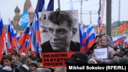 Борис Немцов шу йилнинг 27 февраль куни Москвада Кремль олдидаги Большой Москворецкий кўпригида отиб кетилган эди.