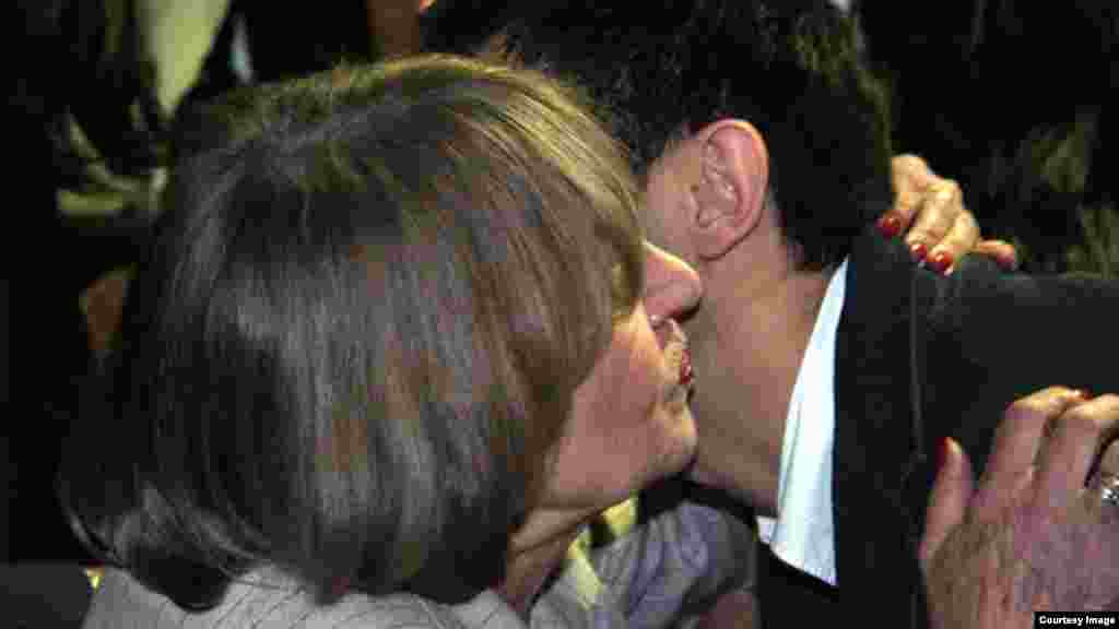 Nekadašnja šefica beogradskog biroa RSE, Milica Lucić Čavić (1938.- 2013.) i Miloš Teodorović, nakon što je Miloš primio novinarsku nagradu, Beograd, novembar 2006. 