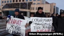 Protesters in the capital Nur-Sultan call for an investigation into the death of a Kazakh activist. 