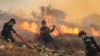 Pompierii se luptă cu un incendiu de vegetație care a izbucnit în apropiere de Ierapetra, în sudul insulei grecești Creta, 3 iulie 2025.