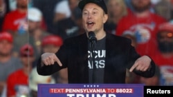 Elon Musk vorbește la mitingul electoral al lui Donald Trump, la locul tentativei de asasinat împotriva fostului președinte american, din iulie, în Butler, Pennsylvania, SUA, 5 octombrie 2024.