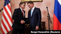 Rusiya və ABŞ enerji nazirləri Aleksandr Novak (sağda) və Rick Perry sentyabrın 13-də Moskvada görüşüblər