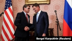 Russian Energy Minister Alexandr Novak (right) and U.S. Energy Secretary Rick Perry shake hands after the talks in Moscow, September 13, 2018