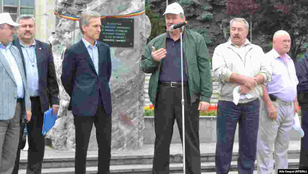 Premierul Iurie Leancă şi preşedintele Confederaţiei Naţionale a Sindicatelor, Oleg Budza 