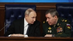 Președintele rus Vladimir Putin și șeful Statului Major General, Valeri Gherasimov, la o reuniune a Ministerului Apărării rus, la Moscova, pe 17 decembrie 2025.