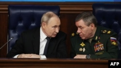 Ruski predsednik Vladimir Putin i načelnik Generalštaba Valerij Gerasimov na sastanku u ruskom Ministarstvu odbrane u Moskvi, 17. decembar 2025.