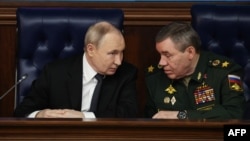 Ресей президенті Владимир Путин (сол жақта) мен Бас штаб бастығы Валерий Герасимов