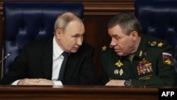 Очільник РФ Володимир Путін та начальник Генштабу Валерій Герасимов на колегії міноборони Росії. Москва, 17 грудня 2025 року.