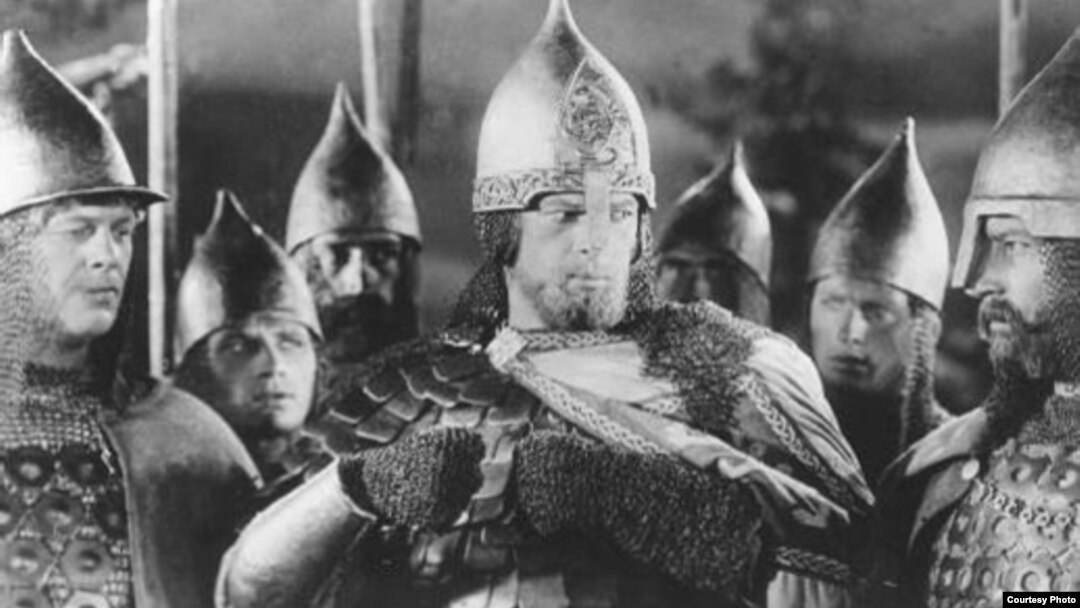 Ижевск. Александр Невский спрашивает дружину, кто идет против них - немцы или шведы? Фото Сергея Эйзенштейна