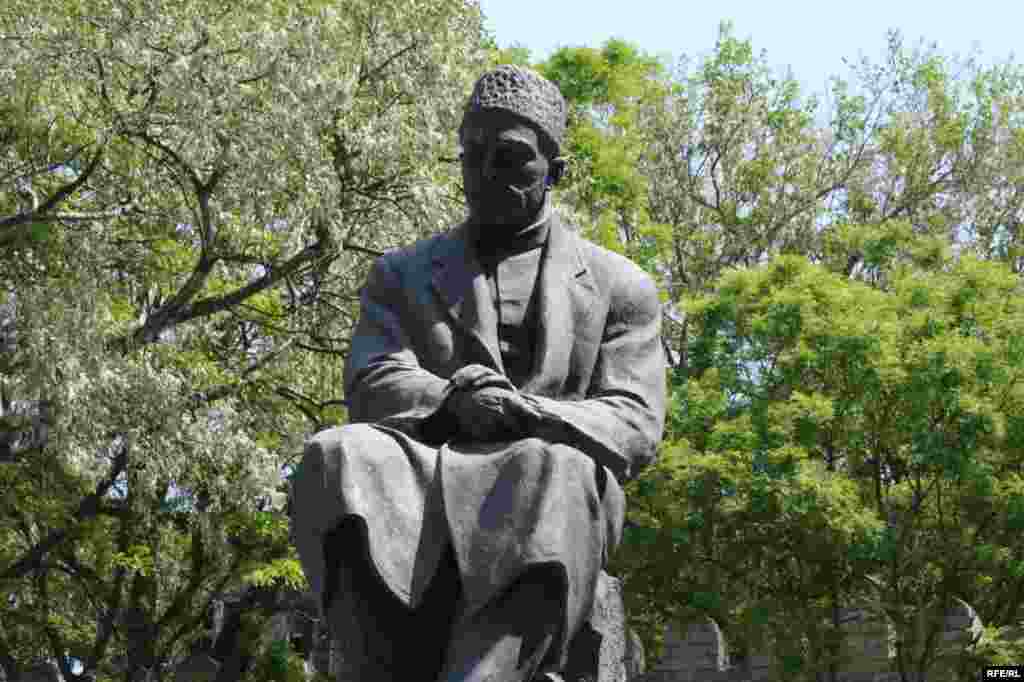 Bakı heykəllərinin ürəyindən nə keçir? #9