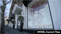 Vitrina unui salon de nuntă în capitala georgiană Tbilisi, cu marcajul restricției de vârstă „18+” și sloganul „Căsătoria nu este pentru copii”.