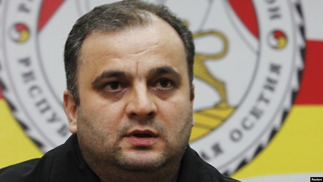 За уход Ацамаза Биченова проголосовало всего восемь депутатов, против - 22
