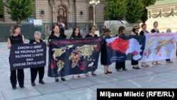 Protest "Pamtimo žene silovane u ratu" u Beogradu povodom Međunarodnog dana borbe protiv seksualnog nasilja u konfliktima.
