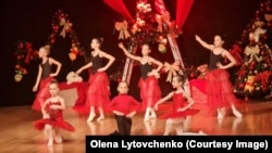 Хлопець виступає у складі балету