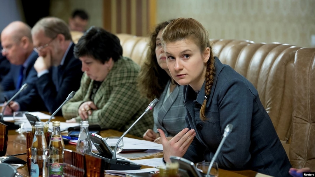 Мария Бутина (справа, на переднем плане) во время совещания группы экспертов в Общественной палате РФ