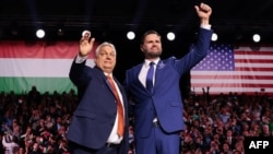 Вице-президент США Джей Ди Вэнс (справа) и премьер-министр Венгрии Виктор Орбан на сцене во время мероприятия "День дружбы" в Будапеште, Венгрия, 7 апреля 2026 года