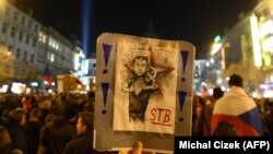O caricatură a premierului ceh Babiš cu o aluzie la presupusul său trecut cu STB, poliția secretă comunistă din fosta Ceholslovacie, imagine de arhivă.
