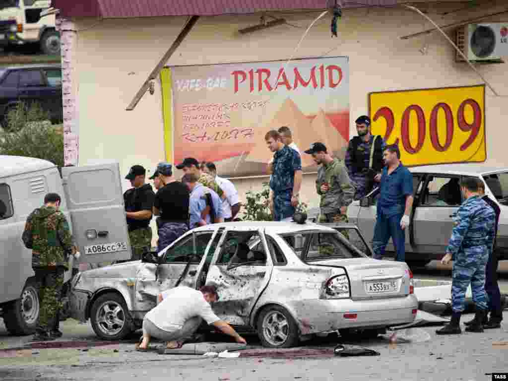 Na mestu eksplozije - Rusija - policija i forenzički eksperti na zadatku posle napada bombaša samoubice u Groznom, 21. avgust 2009.  Najmanje četiri policajca su poginula, a dva ranjena u  samoubilačkom napadu u Groznom, saopštio je predstavnik ruskog Istražnog komiteta za Čečeniju. 