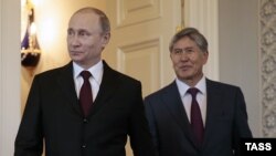 Президент России Владимир Путин (слева) и президент Кыргызстана Алмазбек Атамбаев во время встречи в Москве, 16 марта 2015 года.