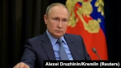 Președintele rus Vladimir Putin în timpul unei videoconferințe - Soci / Rusia - 6 mai 2021.